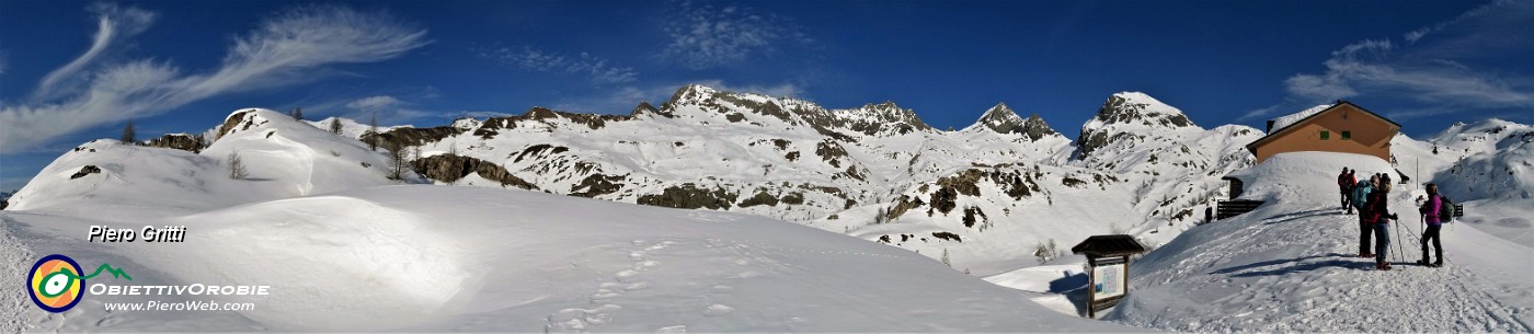62 Vista panoramica verso il Rif. Calvi (2006 m) e la cerchia ad ovest dei monti della sua splendida conca carica di neve.jpg